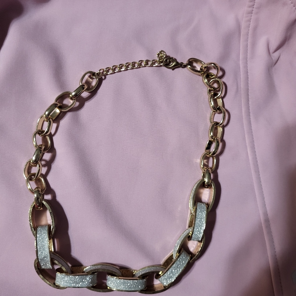 Vintage White Oval Rings Gold Tone Bib Necklace 18 inch - Picture 4 of 6